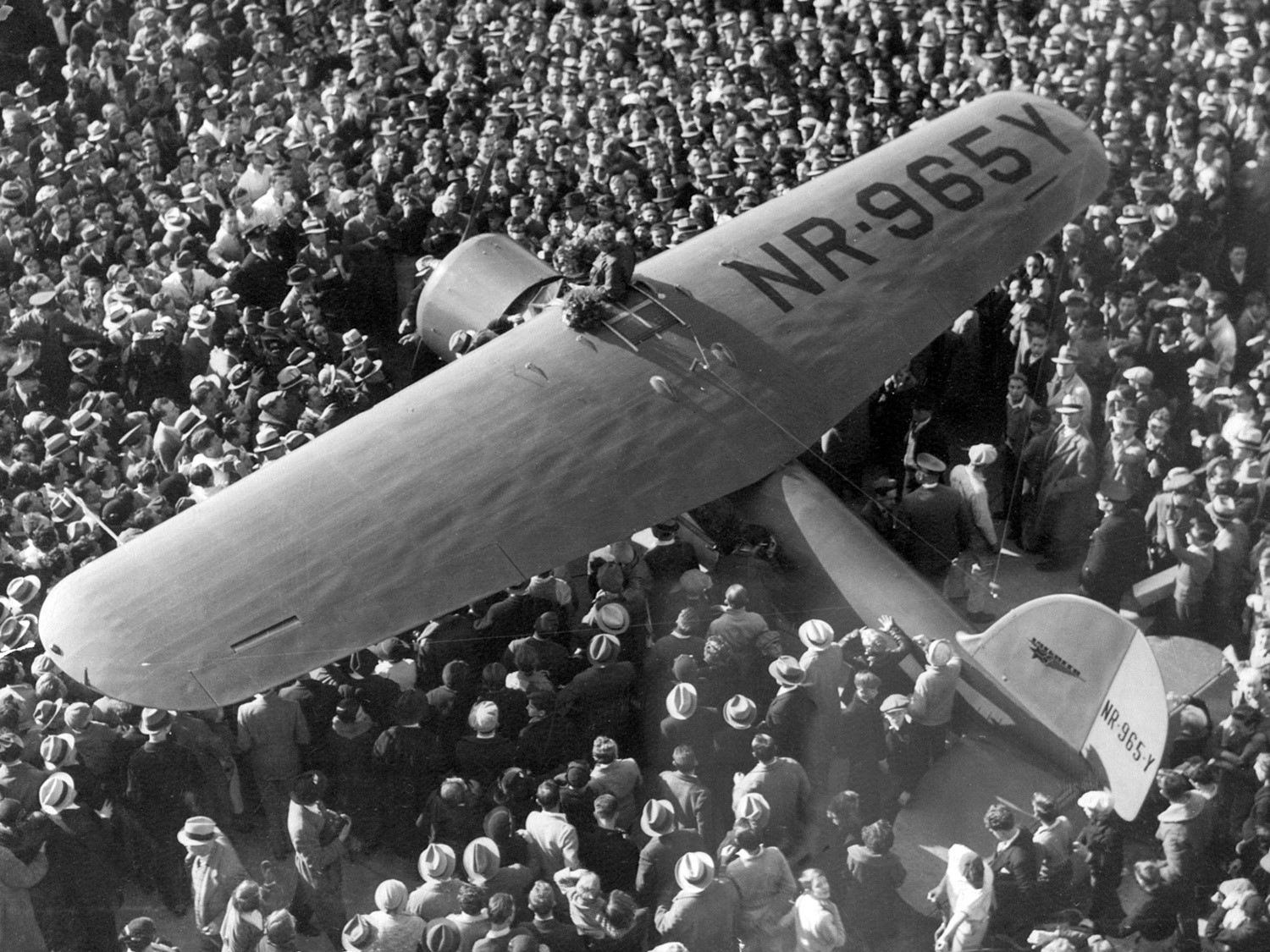 Today in Aviation History: Amelia Earhart Flies Solo from Hawaii to California 20 0434371