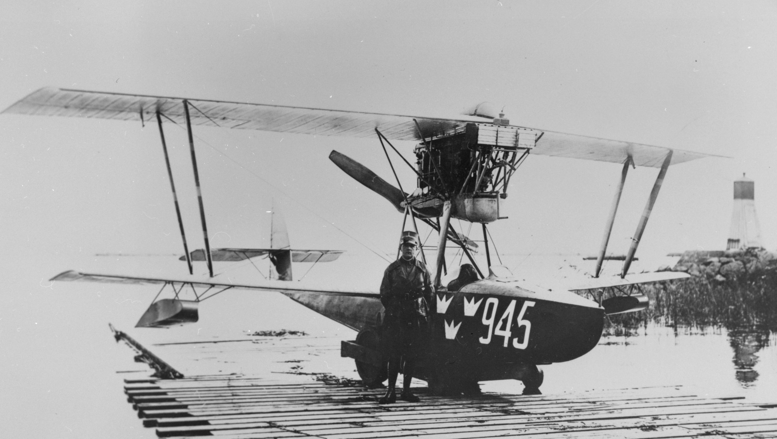 Macchi M.7 at the Flygvapenmuseum 22 A military man stands by airplane Macchi M.7 marked number 945 at a jetty at Lake Roxen at Bergs locks. The man is Nils Kindberg scaled