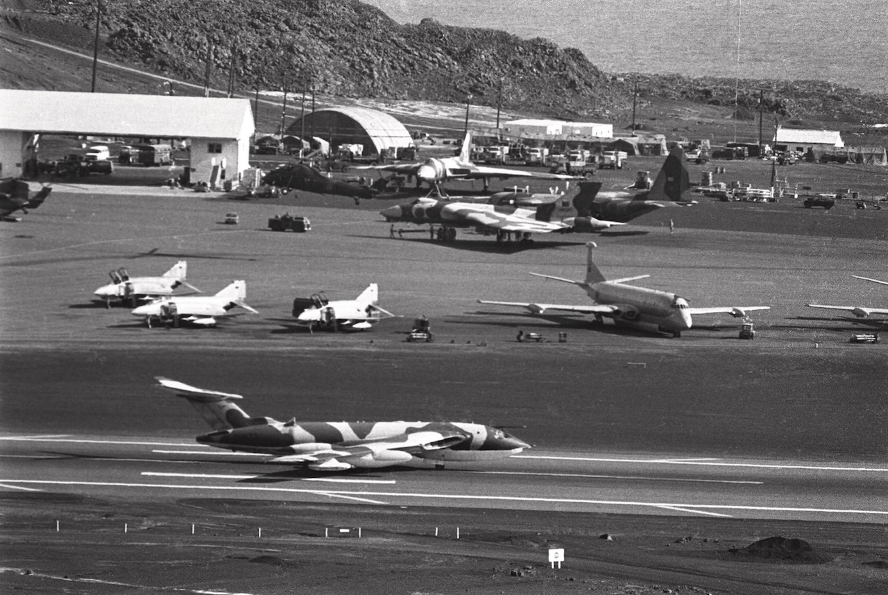 Avro Vulcan over the Falklands; XM597 and the Black Buck Raids 16 Ascension
