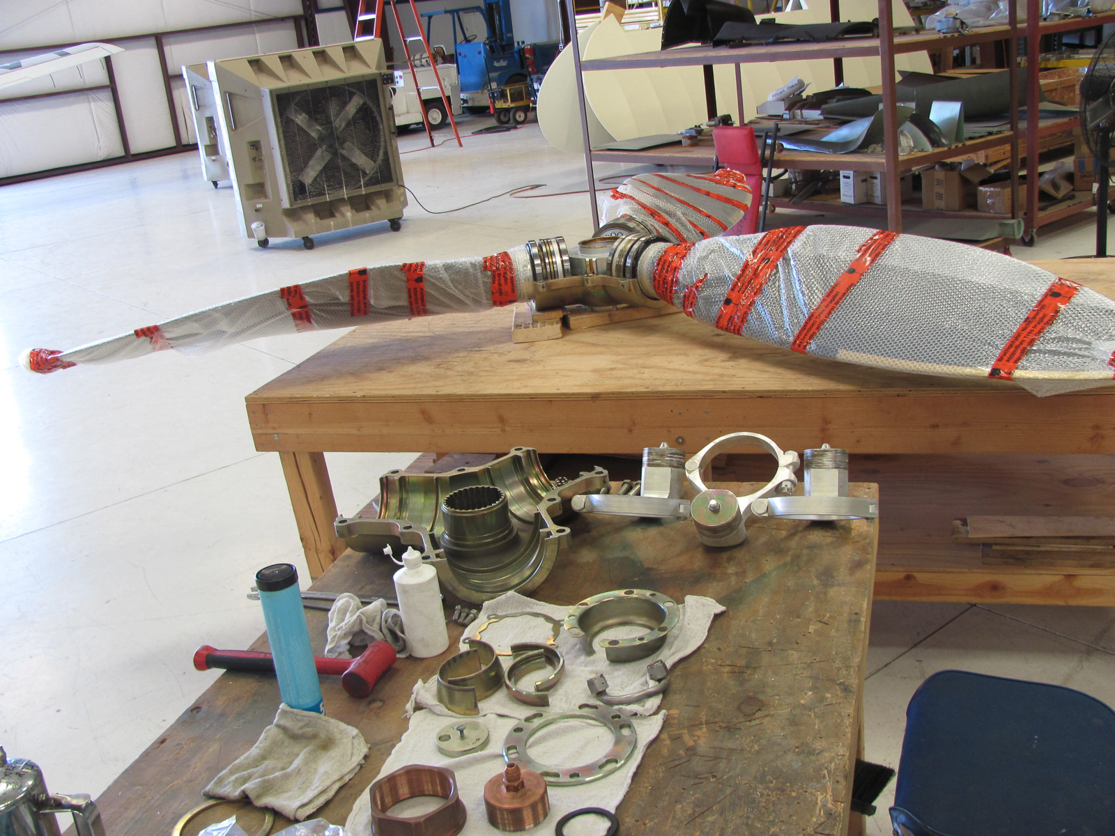 FW-190 First Flight At GossHawk Unlimited!!! 57 Assembling the propeller. (photo via GossHawk Unlimited)