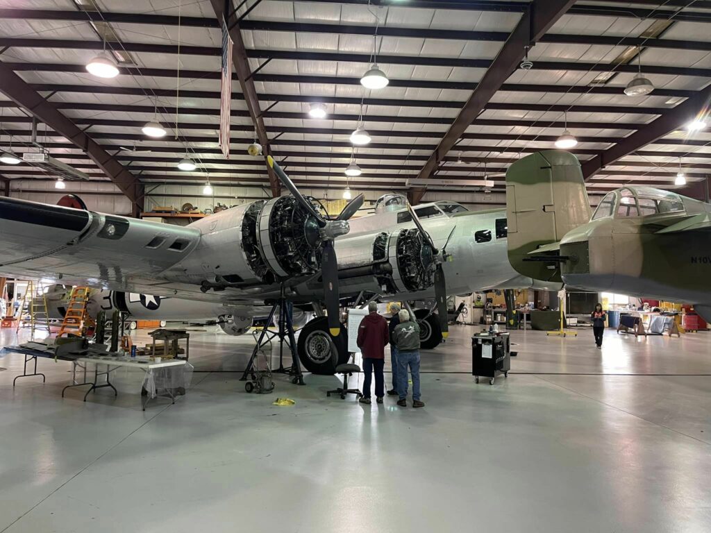 AeroVintage's World B-17 Update 10 B 17G 44 85740 N5017G Aluminum Overcast