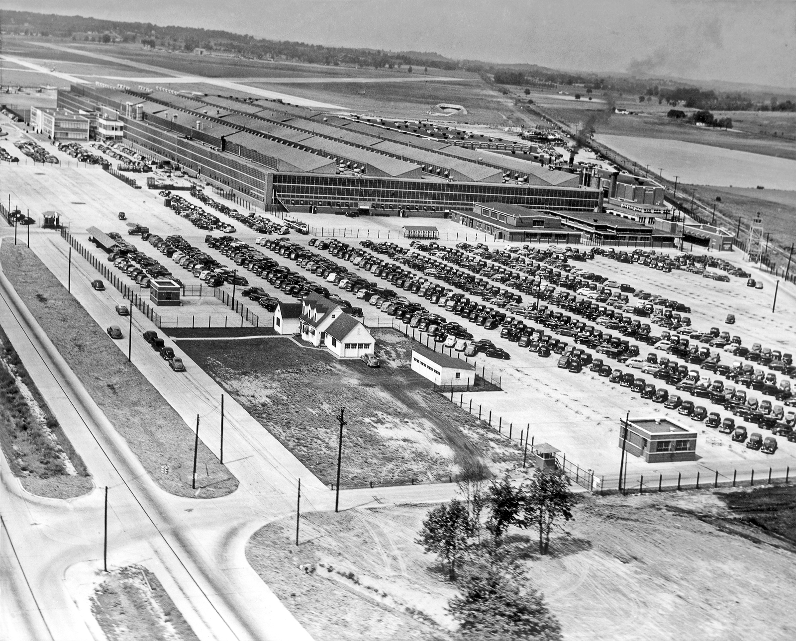 Dakota Territory Air Museum’s P-47 Update – December, 2018 44 Copy of 6 Republic Aviation aerial Build the P 47 1943 airport