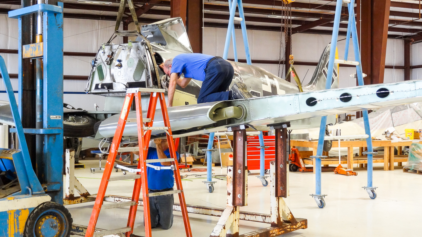 FW-190 First Flight At GossHawk Unlimited!!! 25 Attaching the wings. (photo via GossHawk Unlimited)