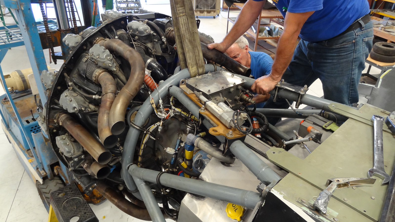 FW-190 First Flight At GossHawk Unlimited!!! 52 Installing the ASh-82 engine. (photo via GossHawk Unlimited)