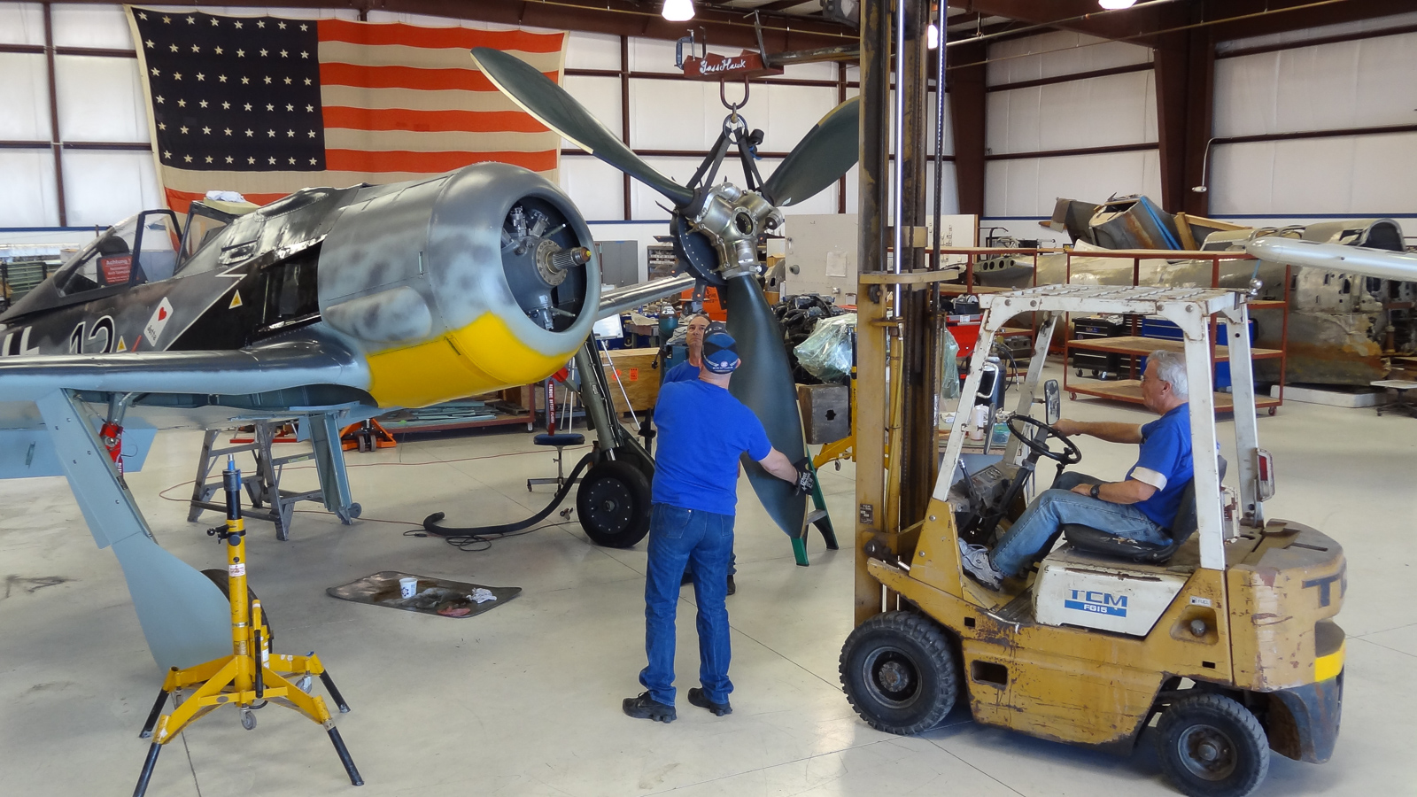 FW-190 First Flight At GossHawk Unlimited!!! 61 Lifting the propeller into place. (photo via GossHawk Unlimited)