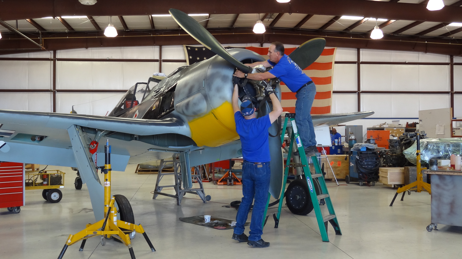 FW-190 First Flight At GossHawk Unlimited!!! 62 Installing the propeller. (photo via GossHawk Unlimited)