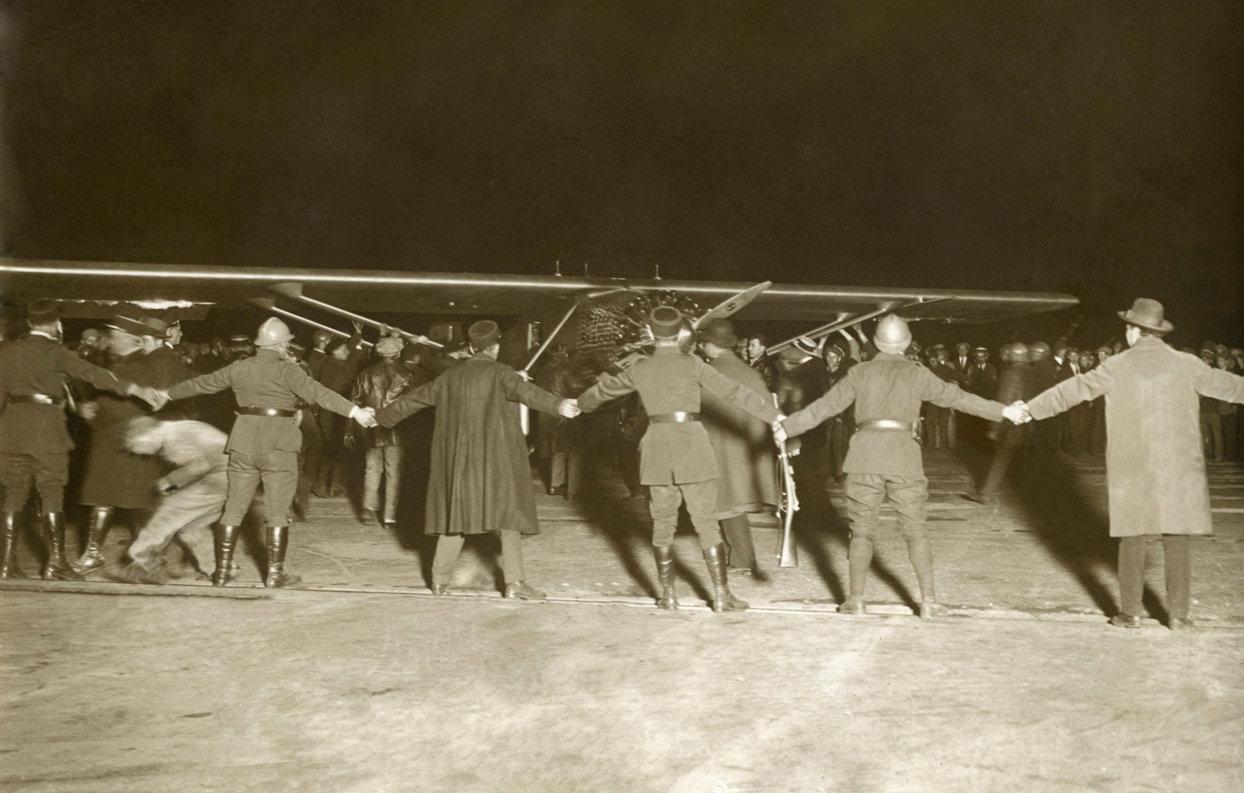 Today in Aviation History: Birth of Charles Lindbergh 23 Een rij politieagenten beschermt de Spirit of St SFA022002324 1 scaled