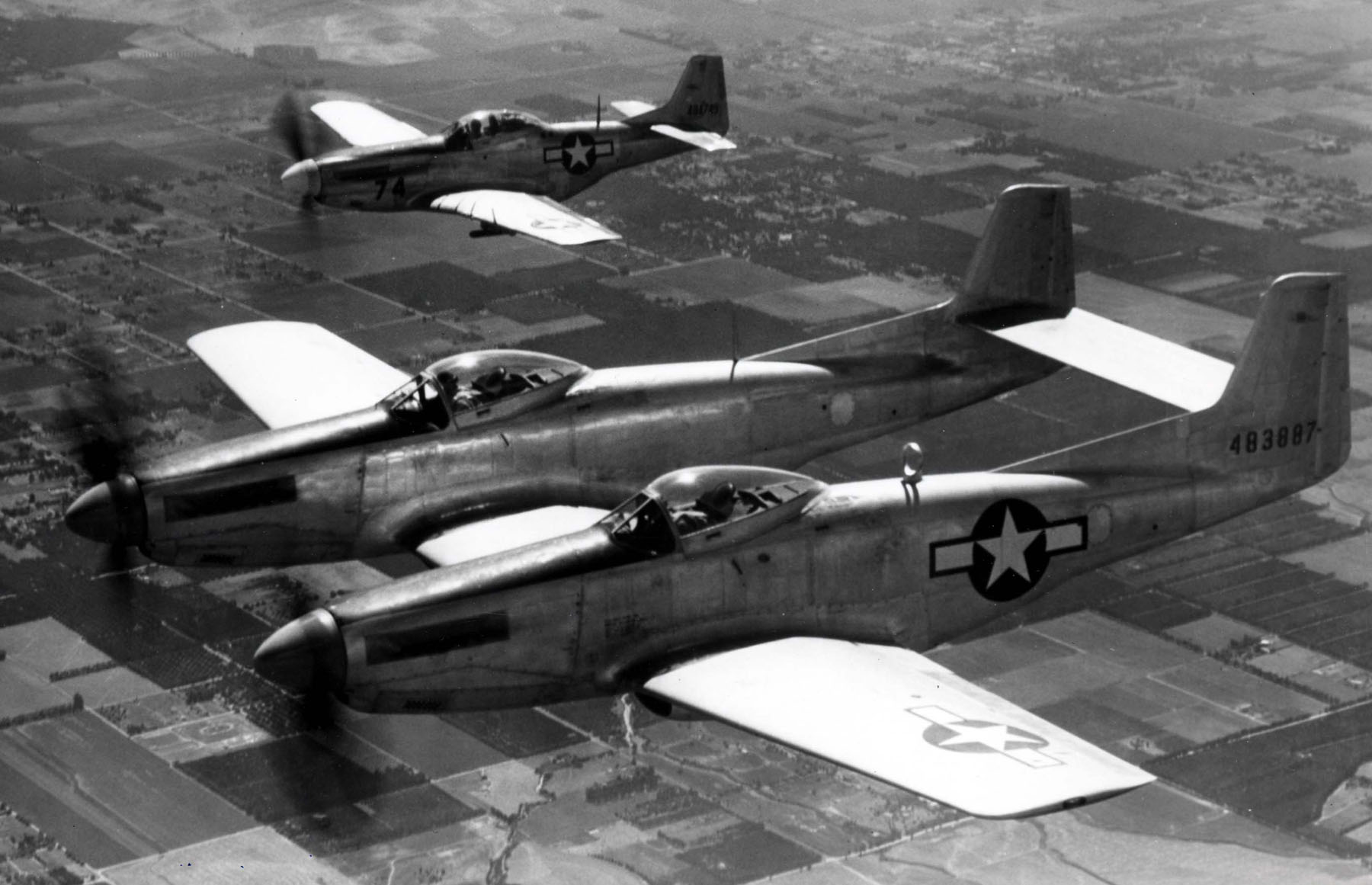 Today in Aviation History: The Long-Range Flight of the P-82 Twin Mustang Betty Jo 11 F 82 and P 51 in formation 060728 F 1234S 017