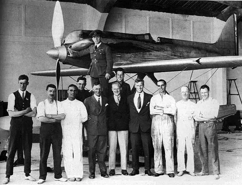 Seaplane Speed Demons, Inside Planes of Fame’s Schneider Trophy Tribute 29 Flight Lieutenant Sidney N. Webster RAF stands with his winning Supermarine S.5 N220 at the Woolston factory. Designer Reginald Mitchell is in the front row at center