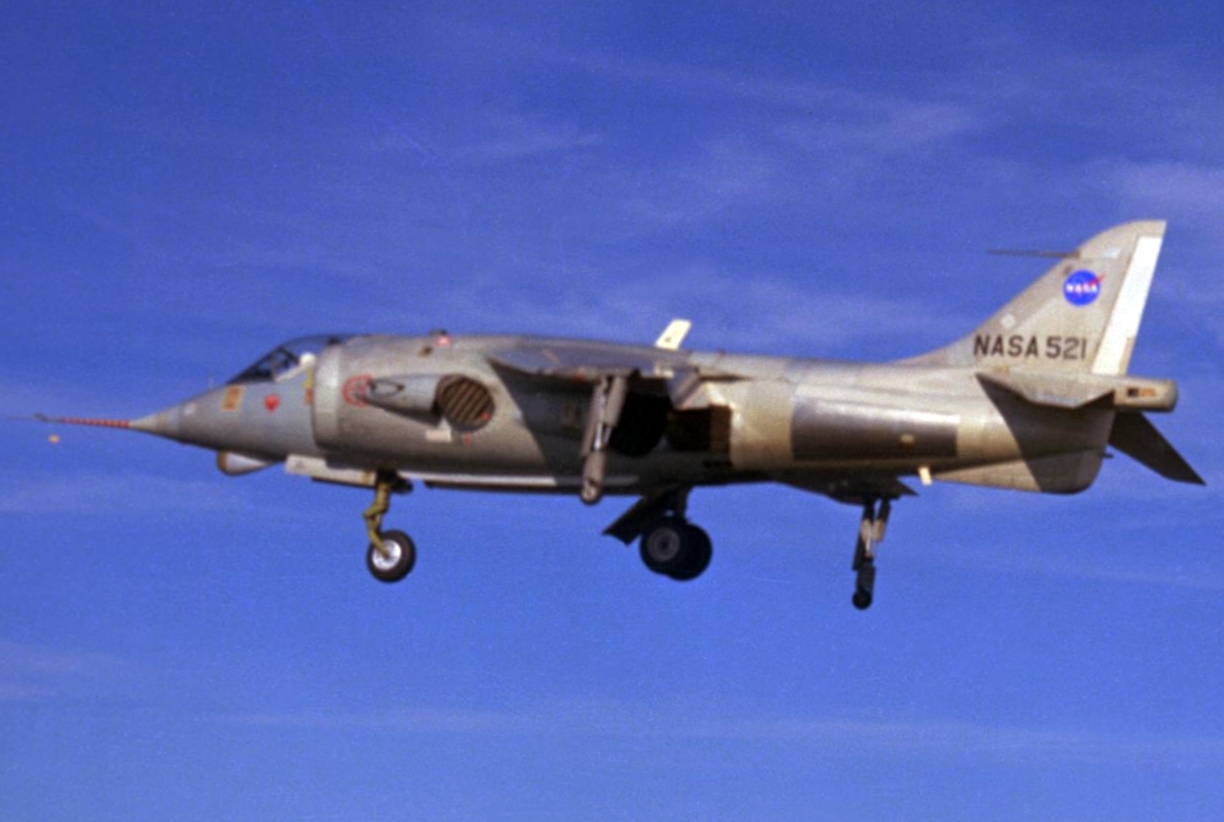 A Hawker Siddeley Kestrel Returns Home 14 Hawker Siddeley P.1127 in flight at NASA Langley 1968 cropped