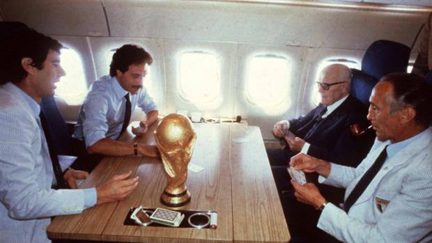 Portion of Historic DC-9 Donated to Volandia Museum 11 Italian players playing cards_1982
