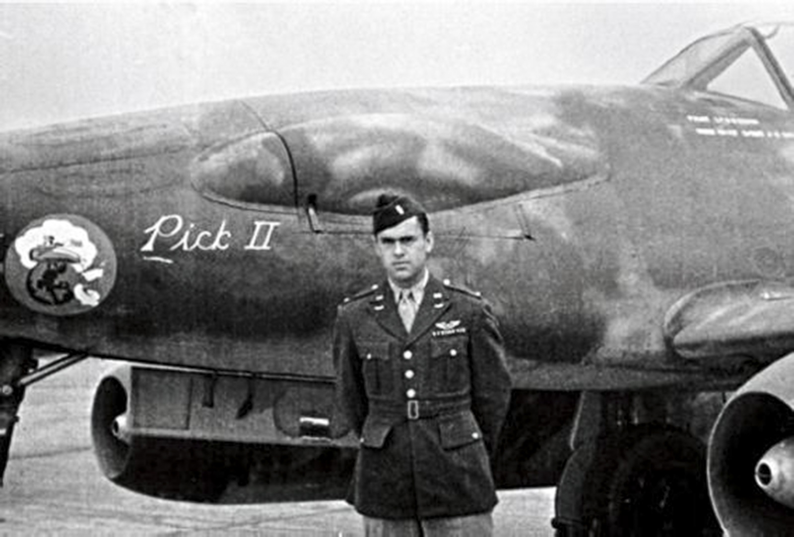 Adam's Profile Reports: Messerschmitt Me 262A-1a/U3 500453 (FE-4012) 16 Lt.Roy W. Brown in front of Pick II at Melun Villaroche Edit small