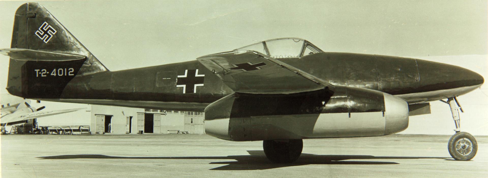 Adam's Profile Reports: Messerschmitt Me 262A-1a/U3 500453 (FE-4012) 27 Me 262 T 2 4012 side view on ground