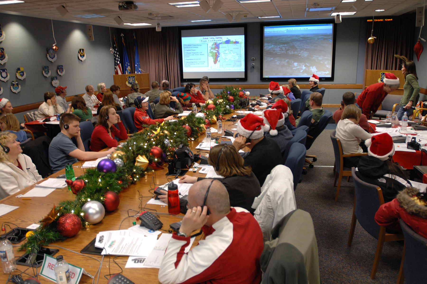 NORAD Prepares to Track Santa for 70th Consecutive Year 12 NORAD Tracks Santa 2007 Ops Center