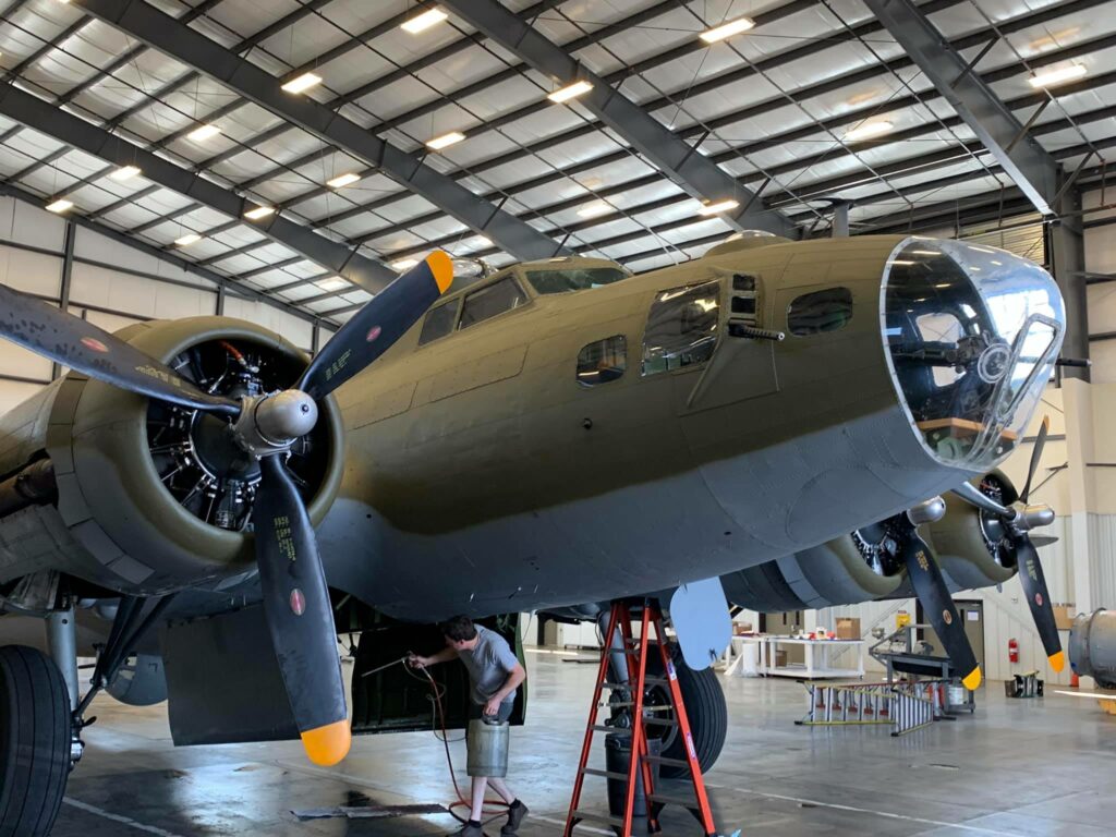 Randy's Warbird Profiles: Boeing B-17G Flying Fortress N3701G 10 RWW Ye Olde Pub 04