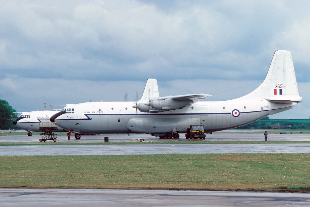 Short Belfast Under Resurrection in Australia? 13 Short SC 5 Belfast C.1 XR365 Hector with XR370 Ajax behind 53 Squadron conducting engine runs at Brize Norton 19May76 photo by Mike Freer via Wikipedia