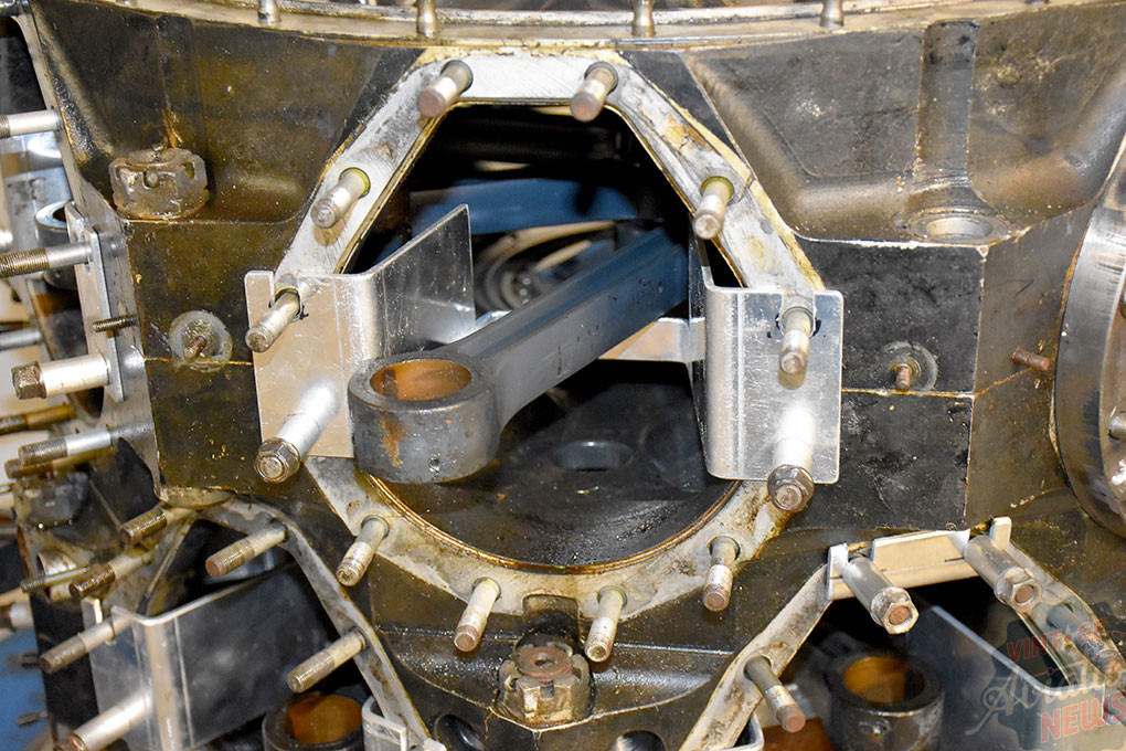 Bristol Beaufighter Hercules Engine Restoration Update - June 2022 16 Specialised tooling fitted to engine core to facilitate safe seperation of crankcase components