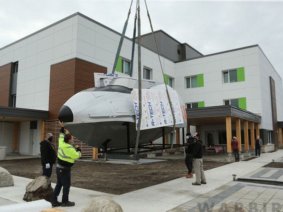 World Catalina News 2021 15 The PBY 5A cockpit section from the former N68756 is lowered into place at its new home at Ottawa’s Veterans’ House. Photo Jean Levac Ottawa Citizen