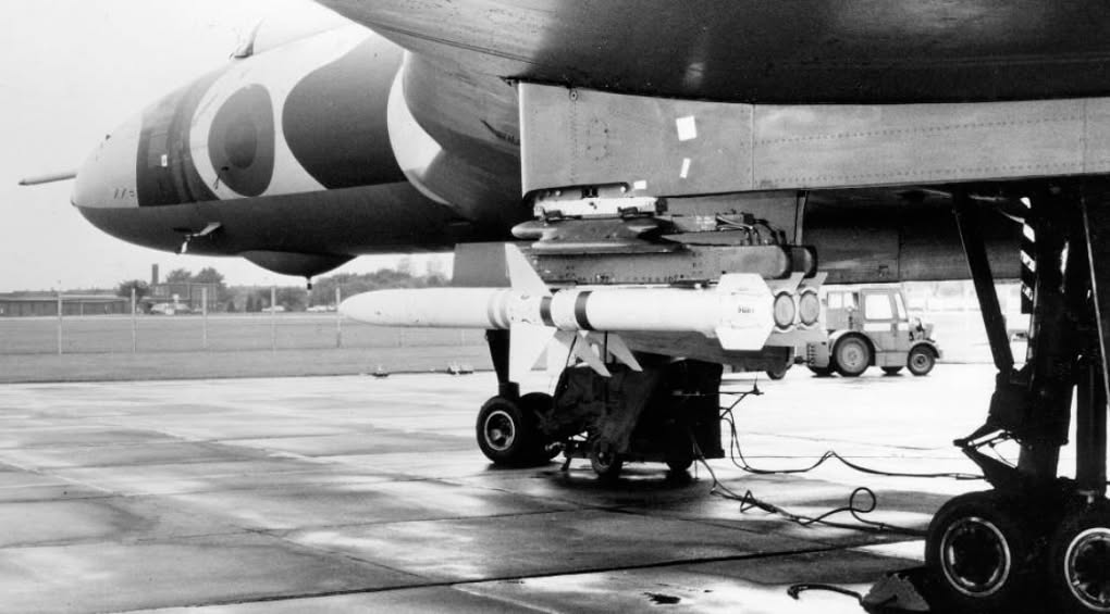 Avro Vulcan over the Falklands; XM597 and the Black Buck Raids 21 The hastily fitted Shrike missile rails under the wing of Vulcan XM598 © David Oliver