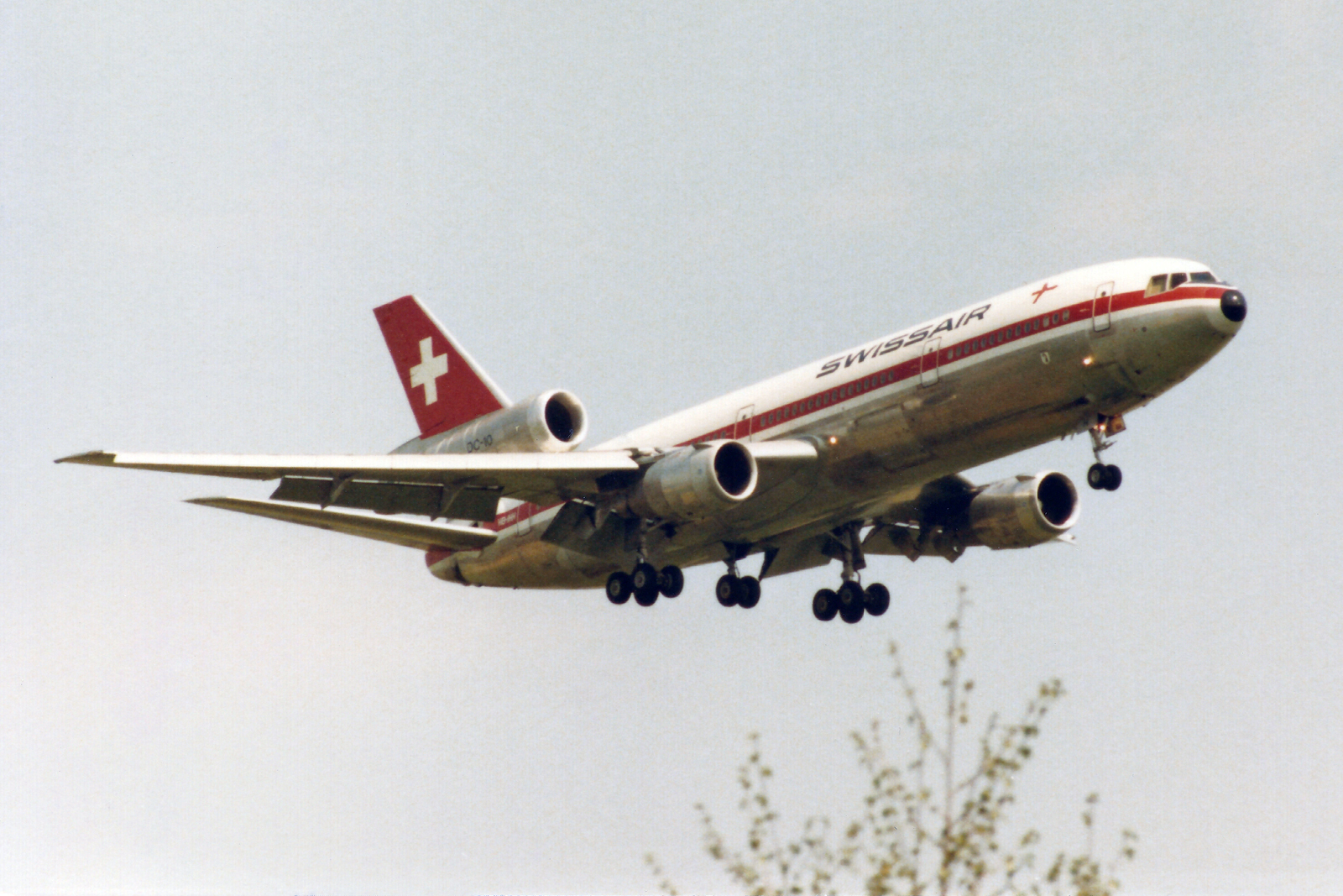 Today in Aviation History: First Flight of the McDonnell Douglas DC-10 13 The heavier DC 10 30 has an additional center landing gear. The variant was first introduced into service by Swissair in 1972