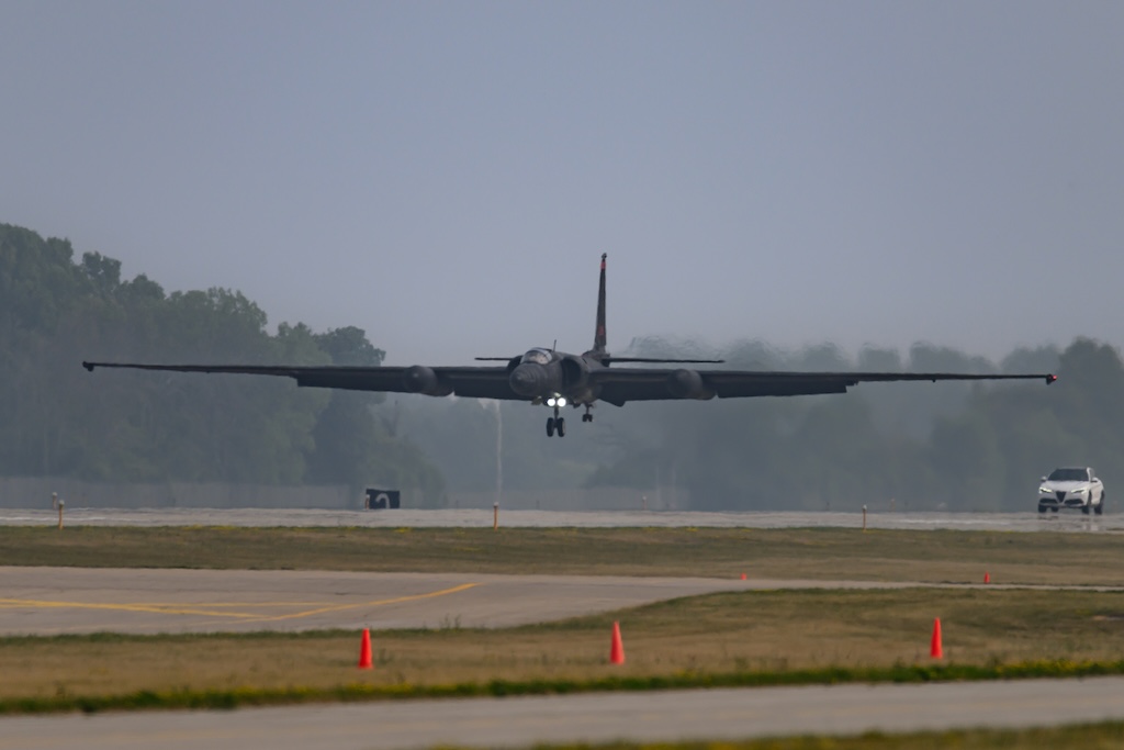 U.S. Air Force U-2 Spy Plane Set for Weeklong Display at EAA AirVenture Oshkosh 2025 10 U2 landing with Chase Car AirVenture 2023