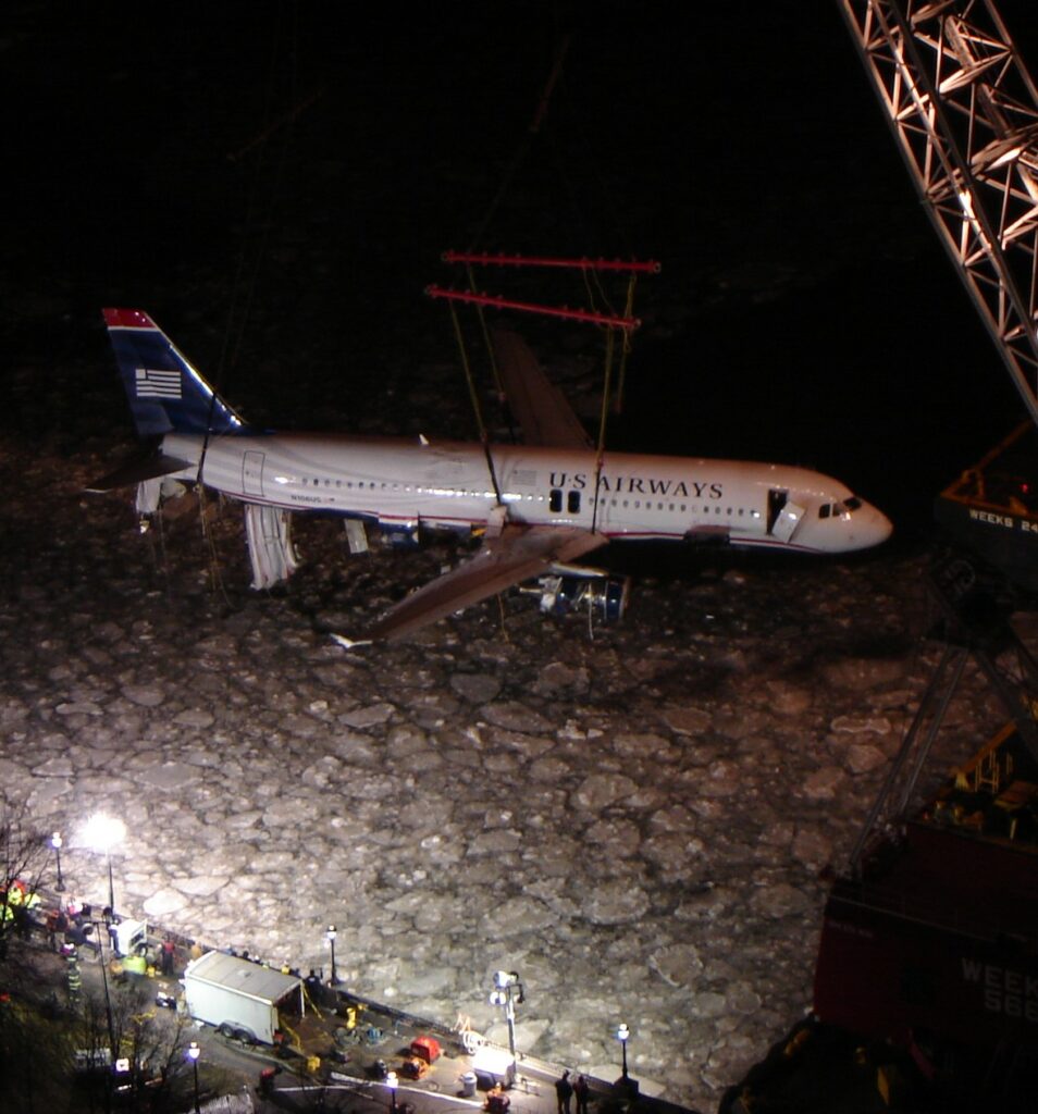 US Airways Flight 1549, Left Engine 10 USAirways 1549 lifting out of Hudson