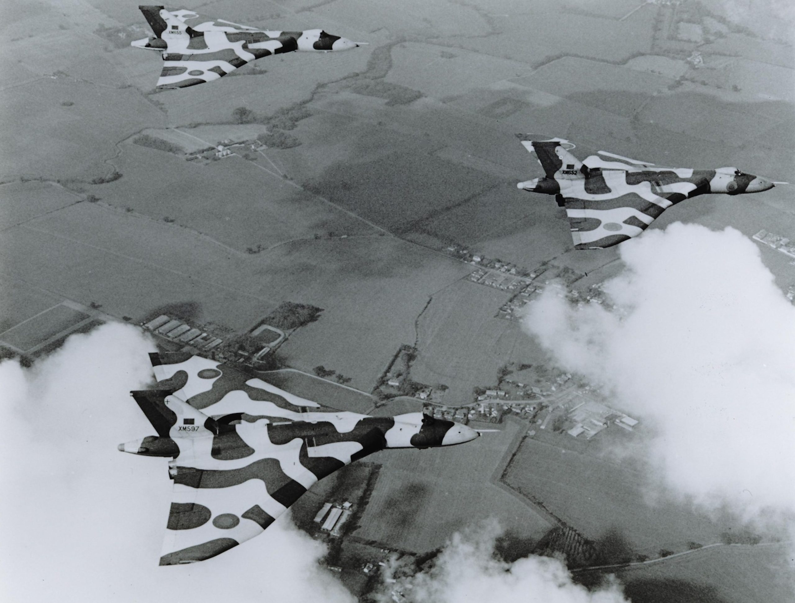 Avro Vulcan over the Falklands; XM597 and the Black Buck Raids 14 Vulcans scaled