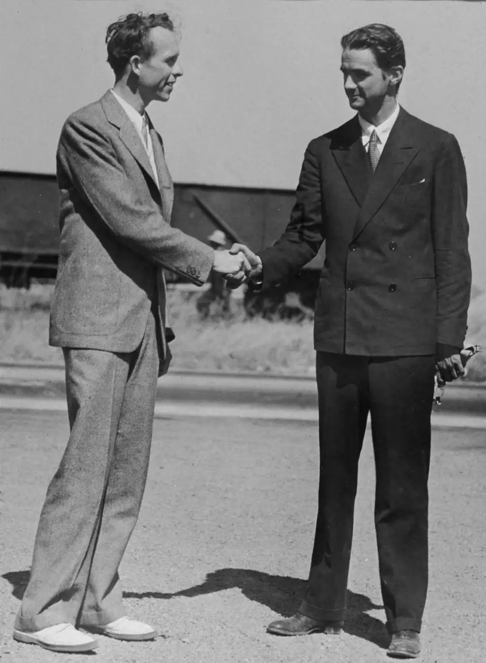 The Hughes H-1 Racer: Howard Hughes' Silver Bullet 24 William Enyart official timer for the National Aeronautic Association shakes hands with Howard Hughes