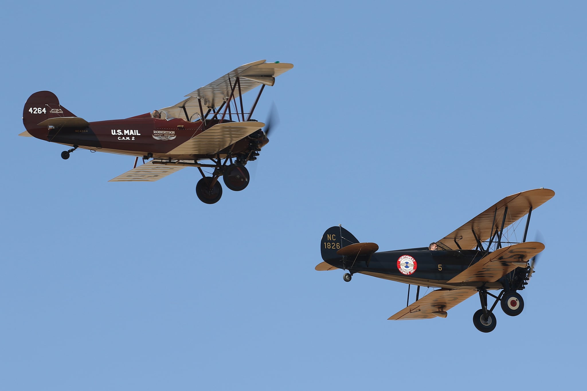 Ala Doble Fly-In 2025: Nigel Hitchman Captures a Spectacular Vintage Aviation Gathering 10 XzXuRjXq